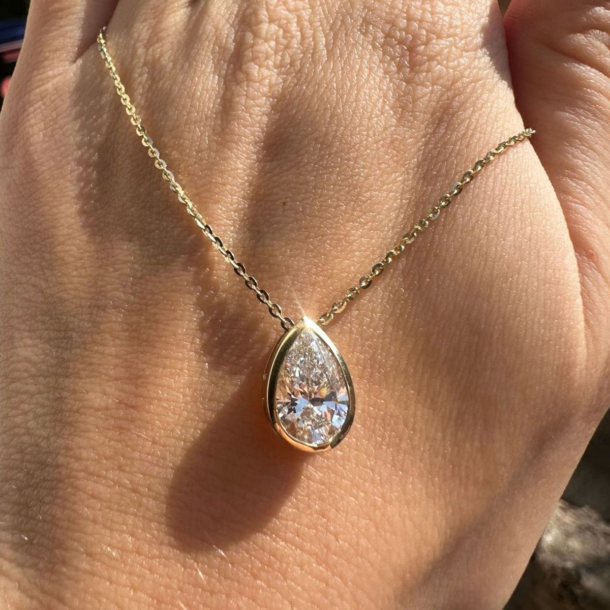 1‑4カラット ペアカット ベゼルセット モアサナイト ソリ - Bezels Set Pendant のレビューと価格